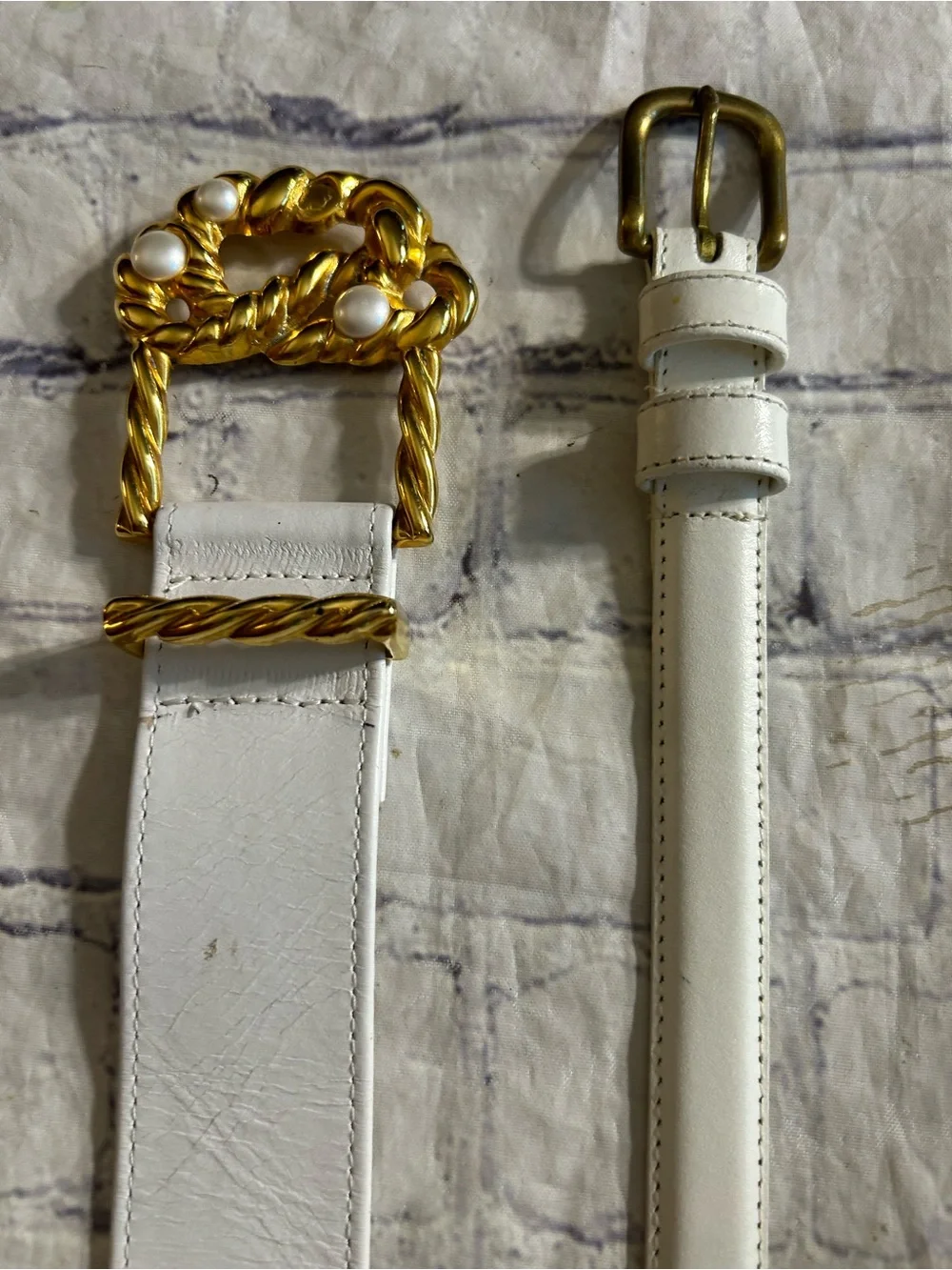 MONDI MADE IN GERMANY WHITE WITH GOLD TONE BUCKLE & THIN OFF WHITE VTG BELT